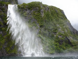 Wasserfall im Milford Sound, Tagesausflug von Queenstown
