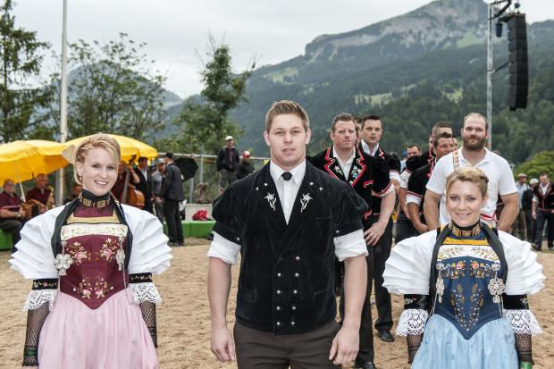 Bernhard Kämpf (Mitte) durfte als Erster zur Kranzübergabe schreiten. (Bild: Rolf Eicher)